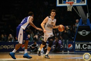 Stefano Gentile in azione proprio contro Cantù (Foto Giuseppe Melone)