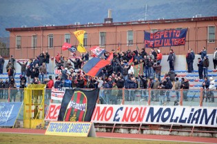 Nella foto di Giuseppe Melone i tifosi rossoblù