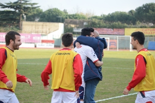 L'abbraccio tra Palumbo e Maiuri dopo il gol dell'1-0