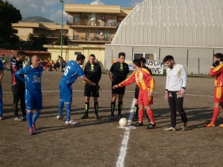 Stretta di mano tra i due capitani (foto Domenico Vastante)