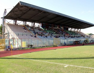 La semideserta tribuna del Pinto