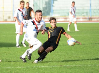 Varsi in azione nel match d'andata (Foto Giuseppe Melone)