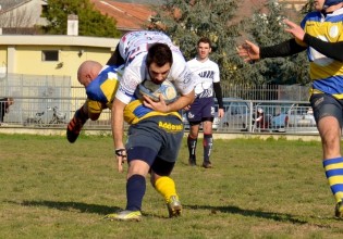 Cipullo mentre placca contro il Torre del Greco (foto: Sara Barricelli)