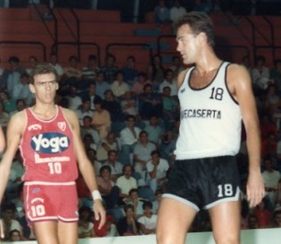 Oscar Schmidt con la mitica maglia numero 18 della Juvecaserta nel 1984, guardato a vista da Nino Pellacani.