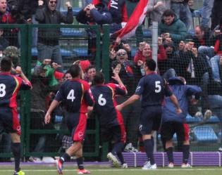 L'esultanza dei tifosi dopo il gol di Alvino