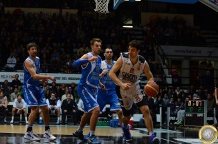 Michelori in una fase del match d'andata (Foto Giuseppe Melone)