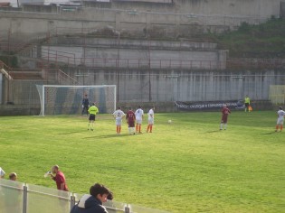 Maddaluno calcia il rigore della vittoria (foto Domenico Vastante) 