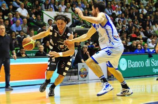 Marco Mordente in azione a Sassari (Foto dinamobasket.com)