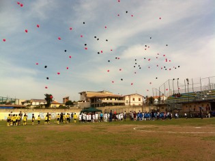 Nel pre gara i bambini liberano palloncini rossoneri