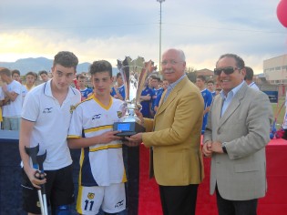 Il sindaco Izzo premia la Juve Stabia (foto Antimo Cusano)