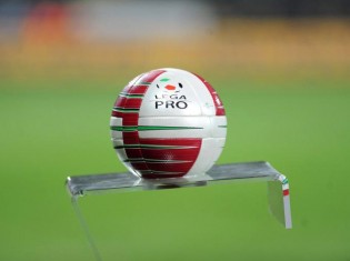 PALLONE LEGA PRO SUL TAVOLO