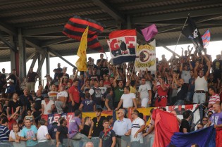 I tifosi della Casertana (Foto Giuseppe Melone)