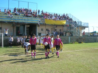 L'ingresso in campo delle squadre (foto di Antimo Cusano)