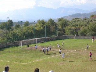 Momento esatto in cui la palla calciata da Barone si infila all'incrocio (foto di Antimo Cusano)