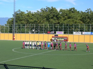 Le squadre si salutano prima del fischio d'inizio (foto di Antimo Cusano)