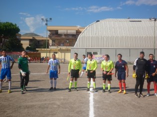 Formazioni all'ingresso in campo (foto Domenico Vastante)