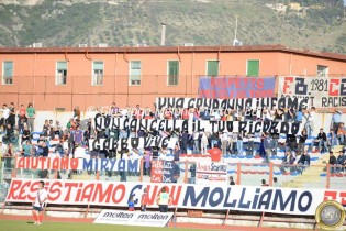 I tifosi rossoblù durante la scorsa stagione (Foto Giuseppe Melone)