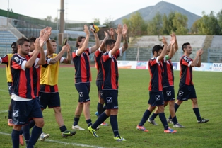 I rossoblù escono tra gli applausi (Foto Giuseppe Melone)