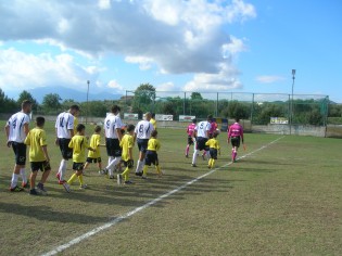 L'ingresso in campo delle squadre (foto Antimo Cusano)