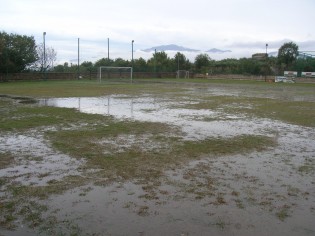 Il "Comunale" di San Castrese completamente allagato (foto Antimo Cusano)