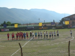 Le squadre al centro del campo prima del fischio d'inizio (foto Antimo Cusano)