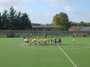 Le squadre si salutano prima dell'inizio (foto Antimo Cusano)