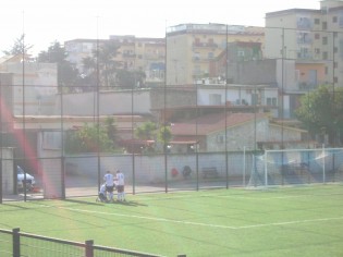 I compagni di squadra abbracciano Maturo dopo il gol del vantaggio (foto Antimo Cusano)