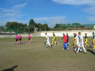 L'ingresso in campo delle squadre (foto Antimo Cusano)