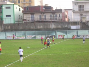 Il calcio d'inizio della ripresa (foto Antimo Cusano)