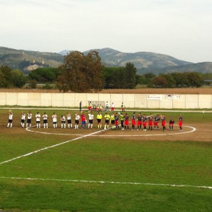 Le squadre al fischio d'inizio (foto Antimo Cusano)