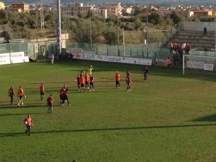 Gli applausi dei tifosi ai calciatori rossoblù