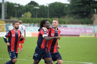 Agodirin festeggiato da Caturano dopo il gol (Foto Giuseppe Melone)