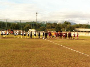 Le squadre schierate a centrocampo (foto Antimo Cusano)