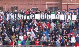 Lo striscione dei tifosi della Casertana dedicato a Mario Iannotta