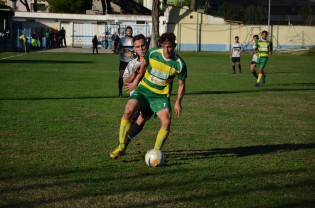 Verdone protegge palla su Prisco (foto Andrea Salzillo)