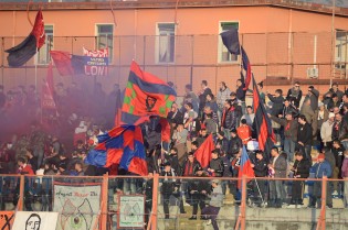 I tifosi della Casertana contro l'Aversa (Foto Giuseppe Melone)