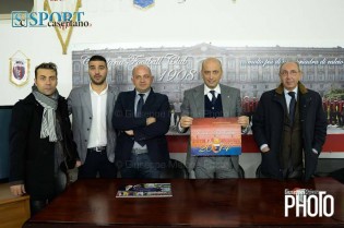 Il presidente Lombardi mostra la copertina del calendario (Foto Giuseppe Melone)