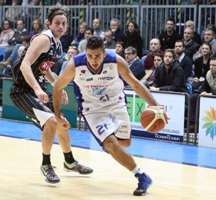 Aradori contro Mordente (Foto Turati-Pallacanestro Cantù)