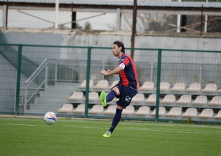 Christian Conti in azione contro la Frattese (Foto Giuseppe Melone)