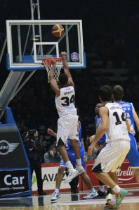 Scott in azione contro Sassari (Foto Carozza)