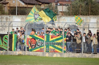 I tifosi del Marcianise (Foto Giuseppe Melone)