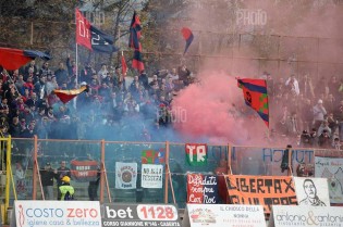 I tifosi della Casertana contro l'Aversa (Foto Giuseppe Melone)