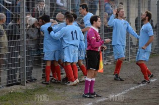 Vincenzo Russo festeggia il goal con il proprio amore