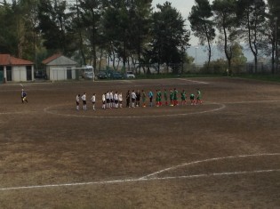 Le squadre si salutano prima dell'inizio del match (foto Marcello Librace)