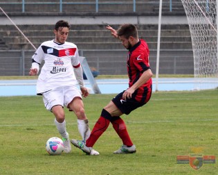 Simone De Marco in azione contro il Cosenza 