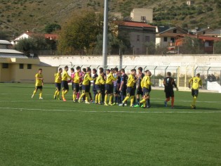 Le squadre si salutano a centrocampo (foto Antimo Cusano)