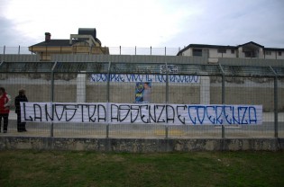 Gli striscioni della Brigata Spartaco (foto Andrea Salzillo)