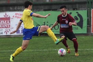 Varsi in azione contro l'Ischia (Foto aversacalcio.it)