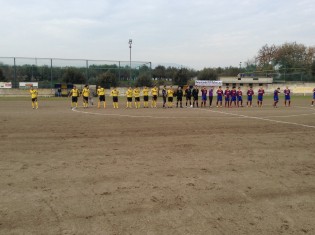 Le squadre a centrocampo (foto Marcello Librace)