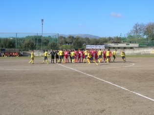 Le squadre si salutano a centrocampo (foto Antimo Cusano)